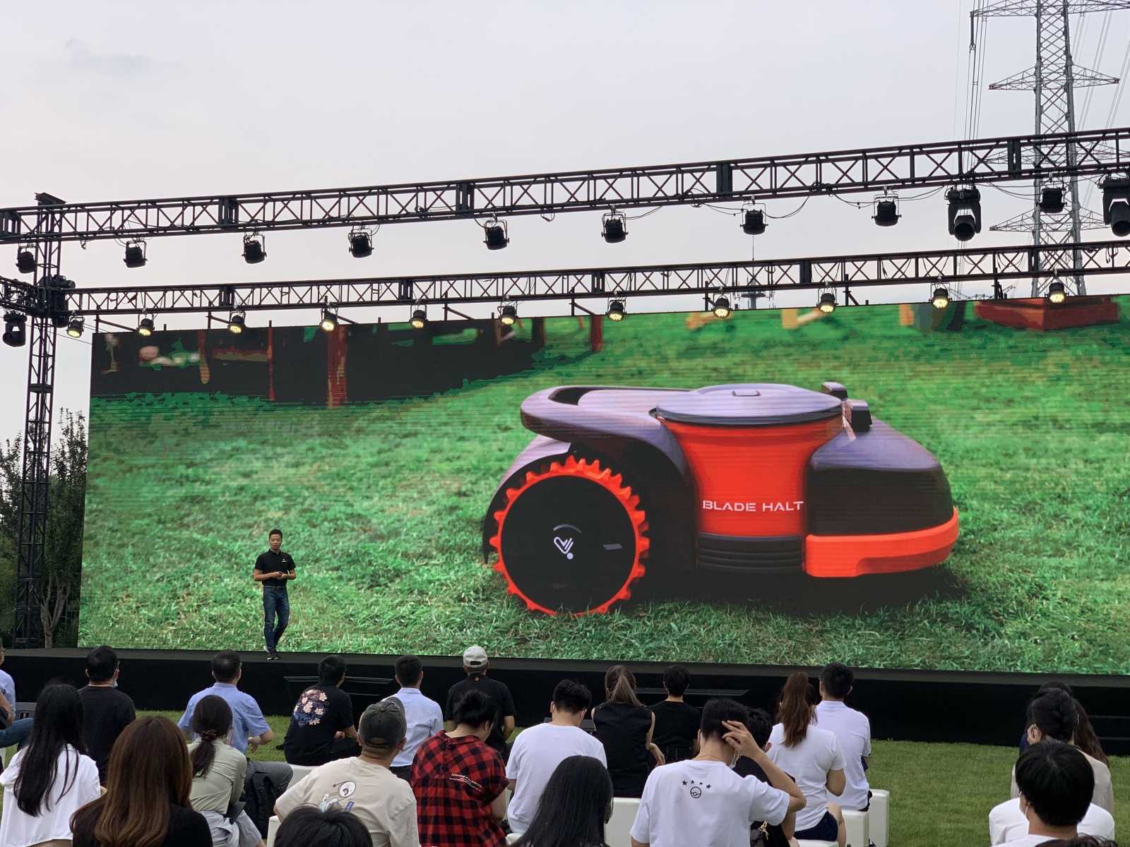 bsports官网智能化割草机器人发布 科技推动行业市场新变局